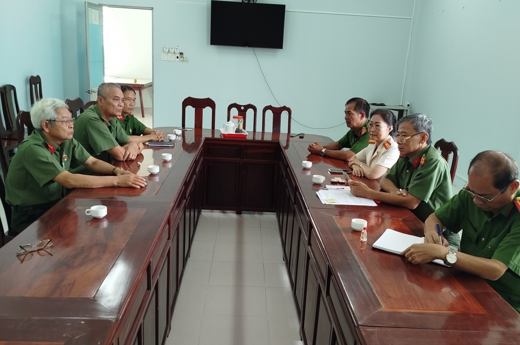 Cần Thơ: Chi hội Cựu CAND phường Hưng Phú sơ kết hoạt động tháng 11 và kết nạp hội viên mới