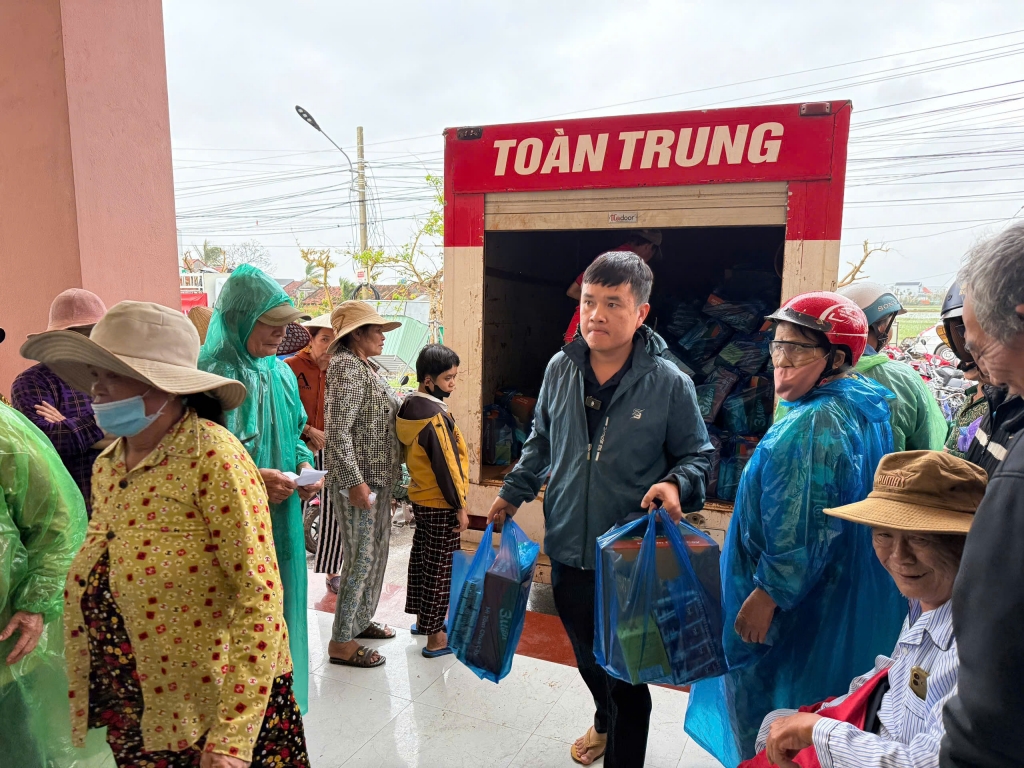 Chung tay vượt qua bão lũ: Toàn Trung và hành trình hướng về Quy Nhơn
