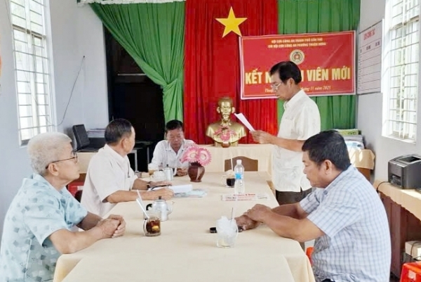 Cần Thơ: Chi hội Cựu CAND xã Đông Thuận kết nạp hội viên mới
