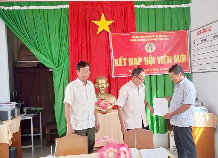 Cần Thơ: Chi hội Cựu CAND xã Đông Thuận kết nạp hội viên mới