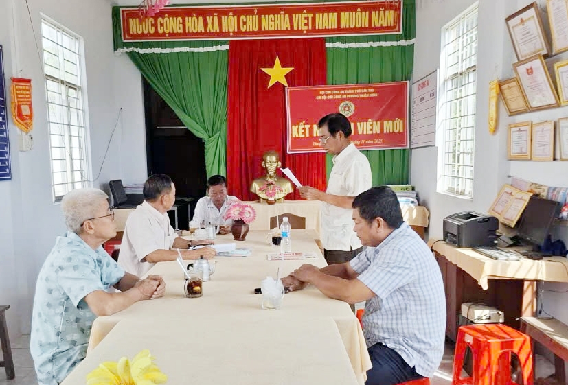 Cần Thơ: Chi hội Cựu CAND xã Đông Thuận kết nạp hội viên mới