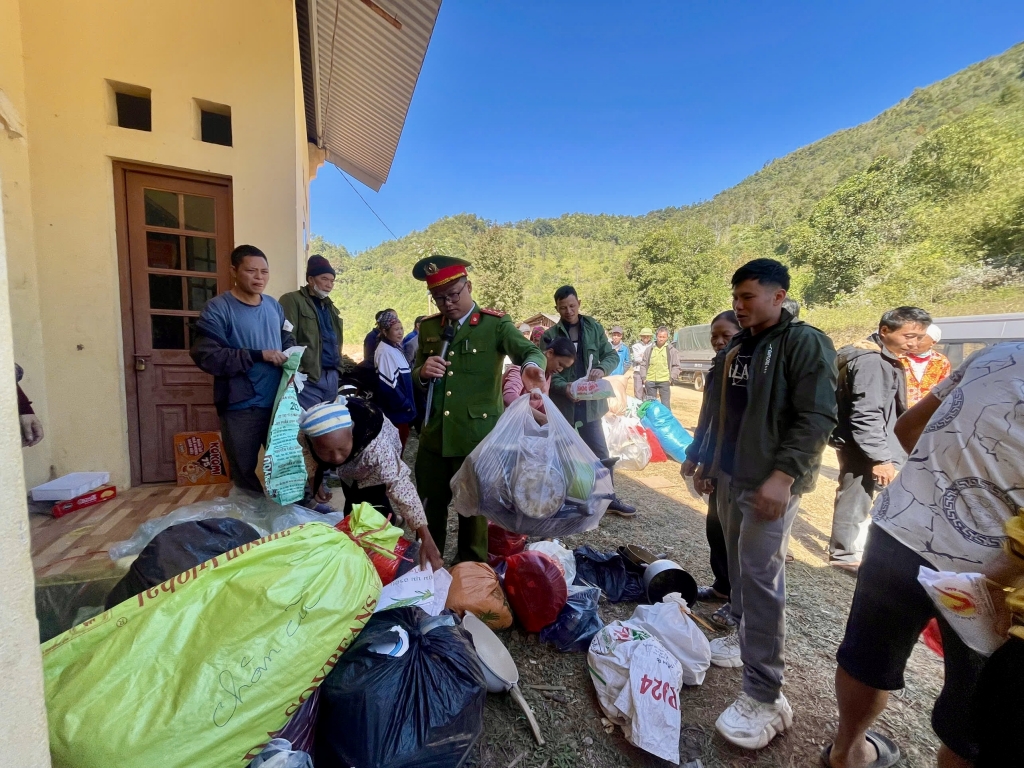 Hơn 250 phần quà  đến với người nghèo xã Phan Thanh, Cao Bằng