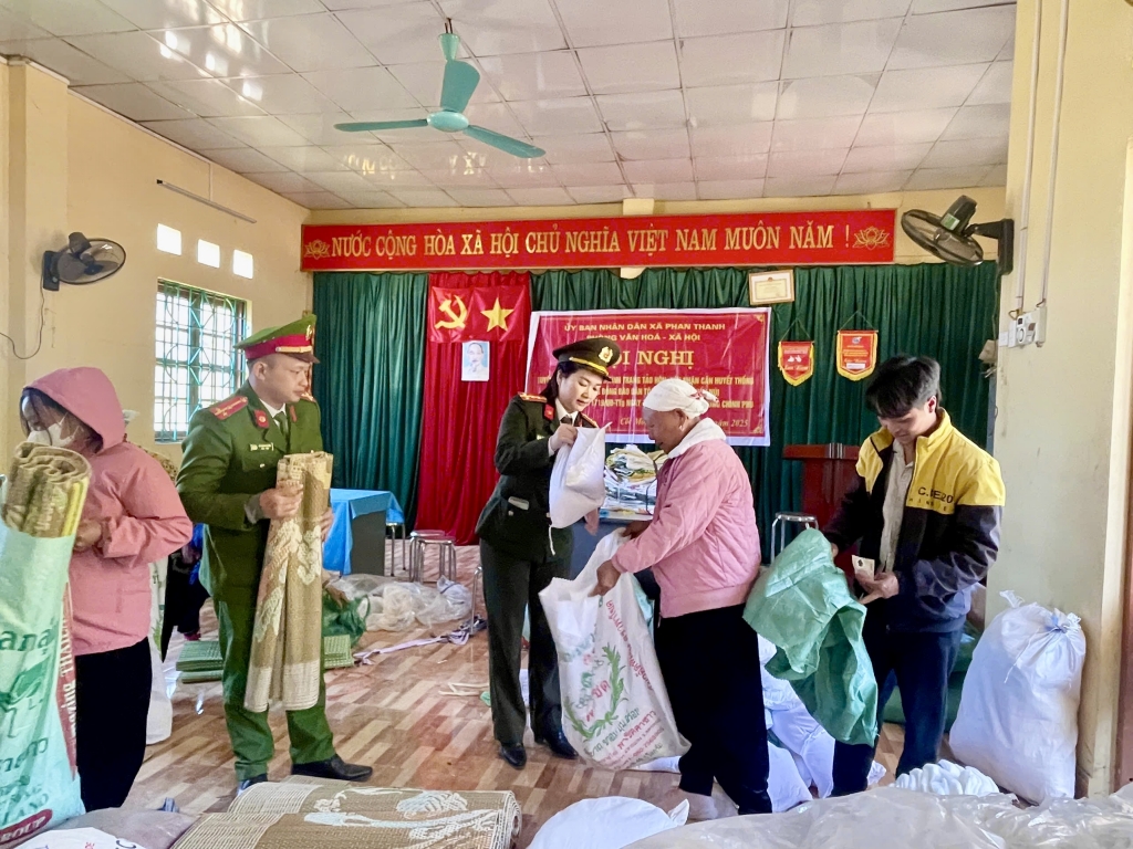 Hơn 250 phần quà  đến với người nghèo xã Phan Thanh, Cao Bằng