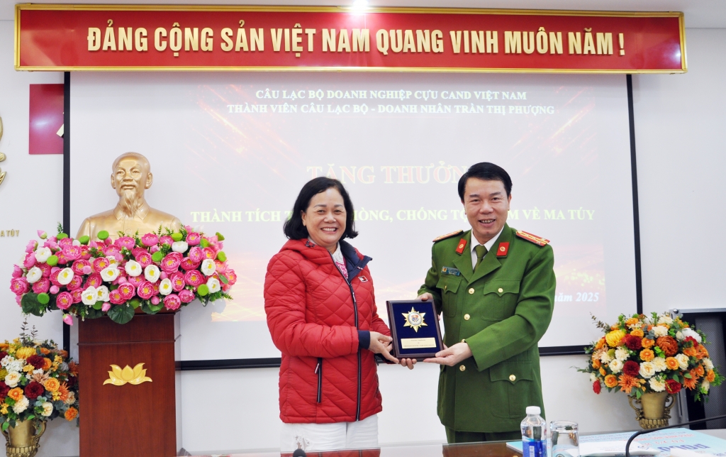 CLB Doanh nghiệp Cựu CAND Việt Nam tặng thưởng đơn vị thực hiện chuyên án ma túy 825T