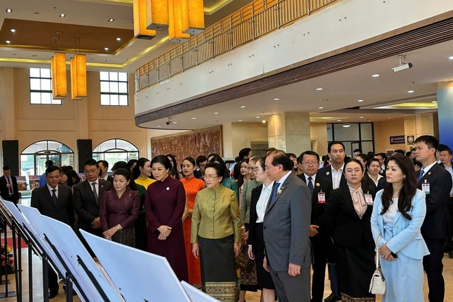 Phu nhân Ngô Phương Ly dự Khai mạc Tuần phim Việt Nam và Triển lãm ảnh Việt Nam-Lào