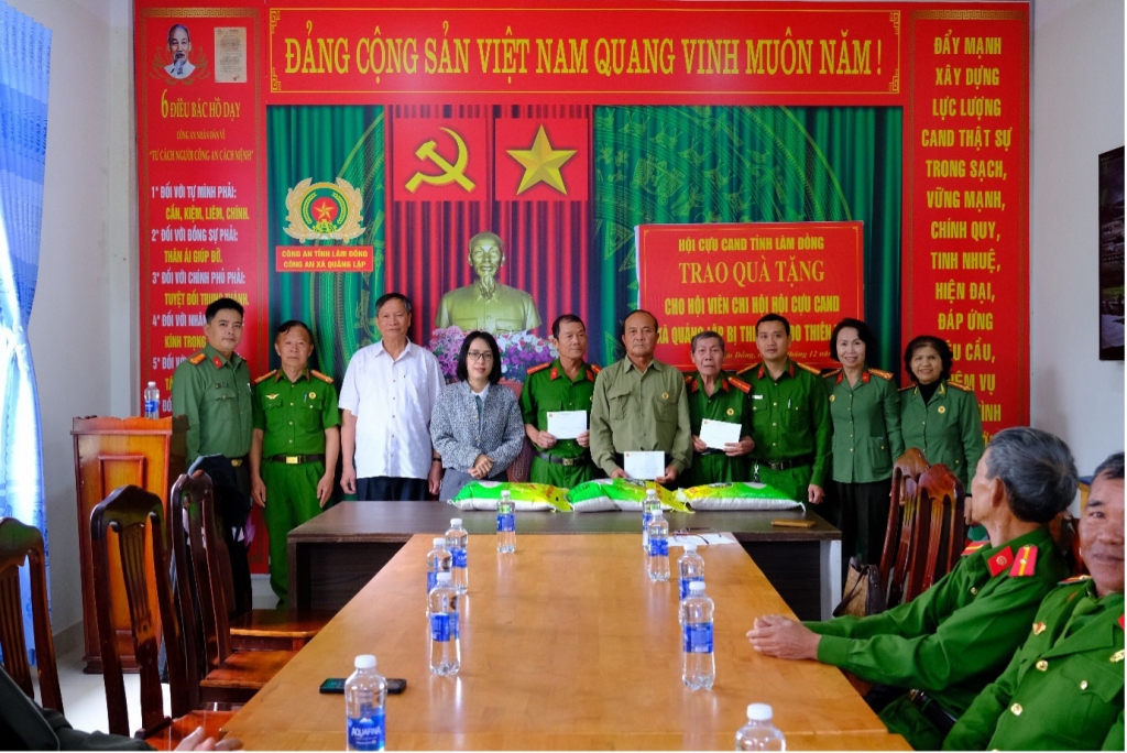 Hội Cựu CAND tỉnh Lâm Đồng trao quà hỗ trợ hội viên bị ảnh hưởng bởi bão lũ