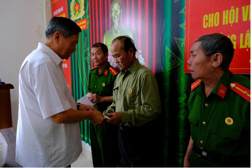 Hội Cựu CAND tỉnh Lâm Đồng trao quà hỗ trợ hội viên bị ảnh hưởng bởi bão lũ