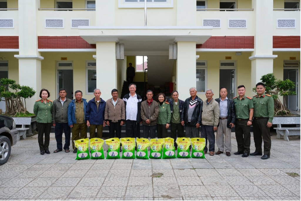 Hội Cựu CAND tỉnh Lâm Đồng trao quà hỗ trợ hội viên bị ảnh hưởng bởi bão lũ