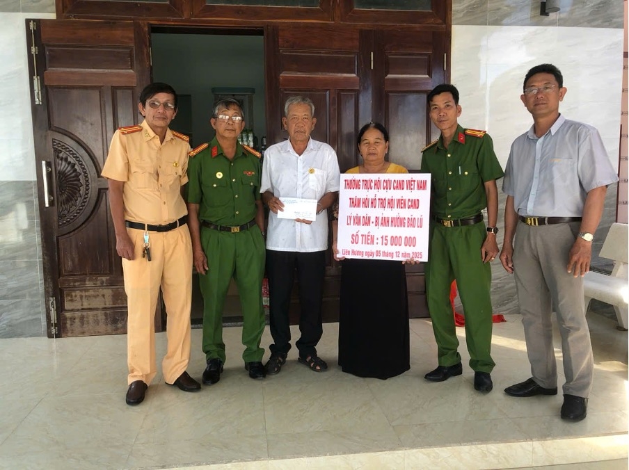 Hội Cựu CAND tỉnh Lâm Đồng trao quà hỗ trợ hội viên bị ảnh hưởng bởi bão lũ