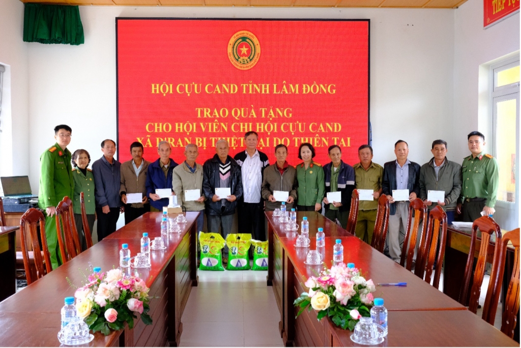 Hội Cựu CAND tỉnh Lâm Đồng trao quà hỗ trợ hội viên bị ảnh hưởng bởi bão lũ