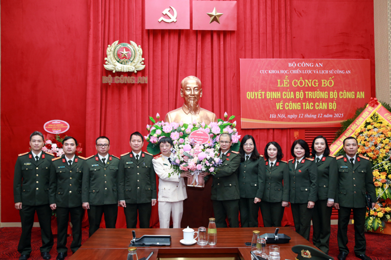 Công bố Quyết định về công tác cán bộ tại Cục Truyền thông CAND và Cục Khoa học, Chiến lược và Lịch sử Công an -4