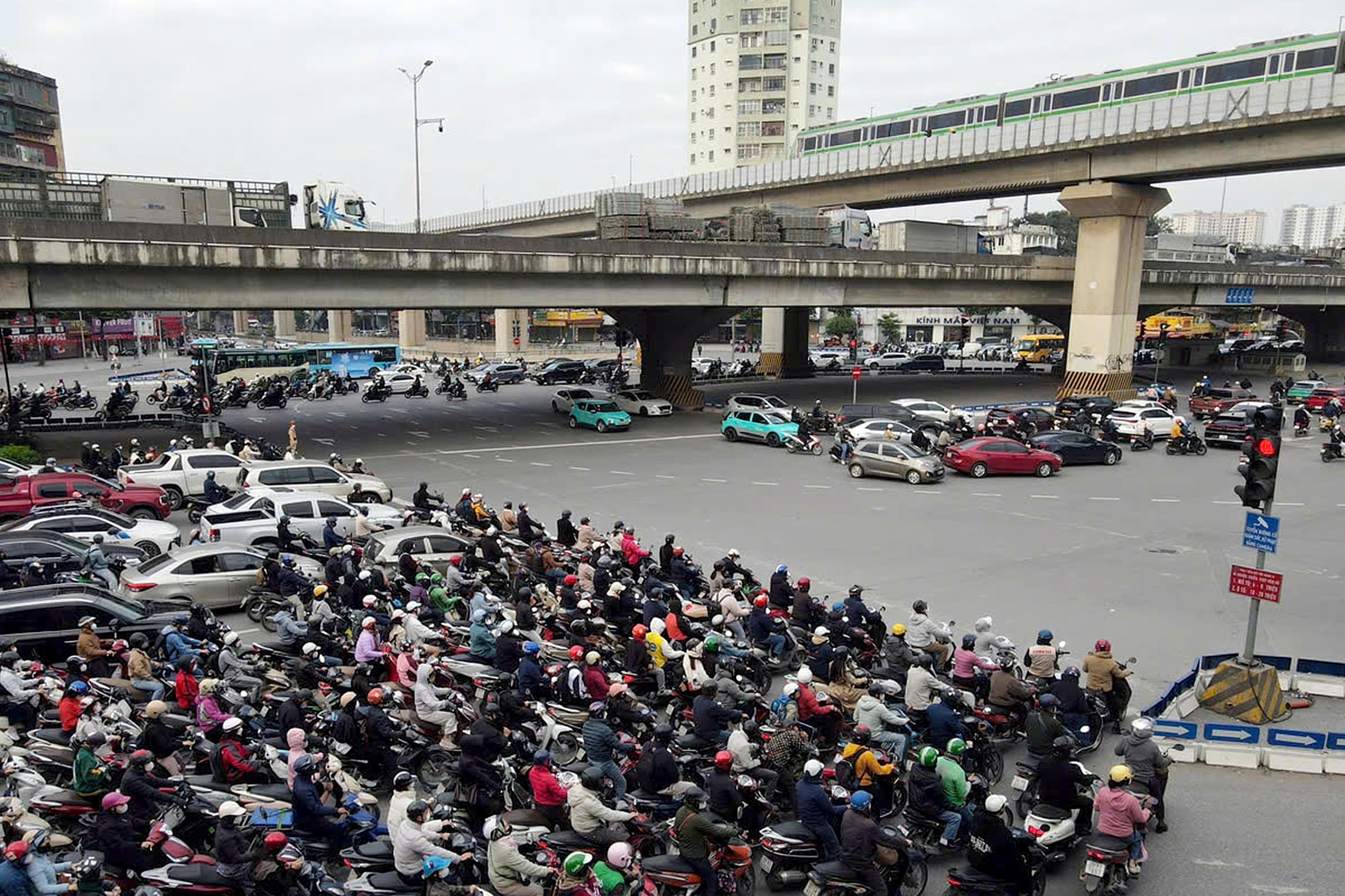 Hơn 1.800 camera AI ở Hà Nội hoạt động, người dân tham gia giao thông trật tự hơn