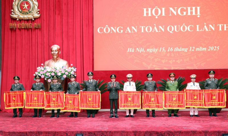 Trao tặng Huân chương, danh hiệu