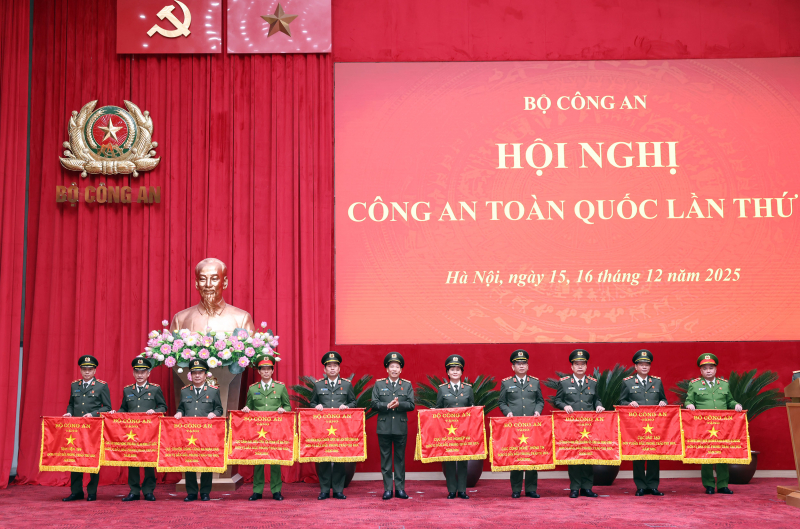 Trao tặng Huân chương, danh hiệu