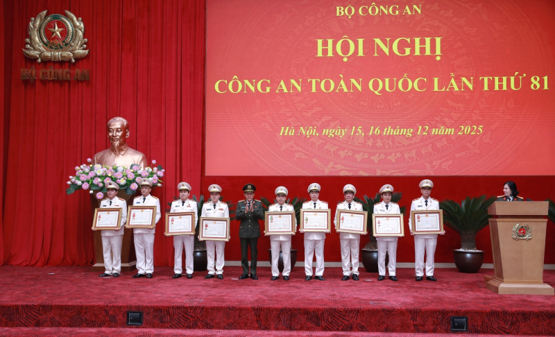 Trao tặng Huân chương, danh hiệu