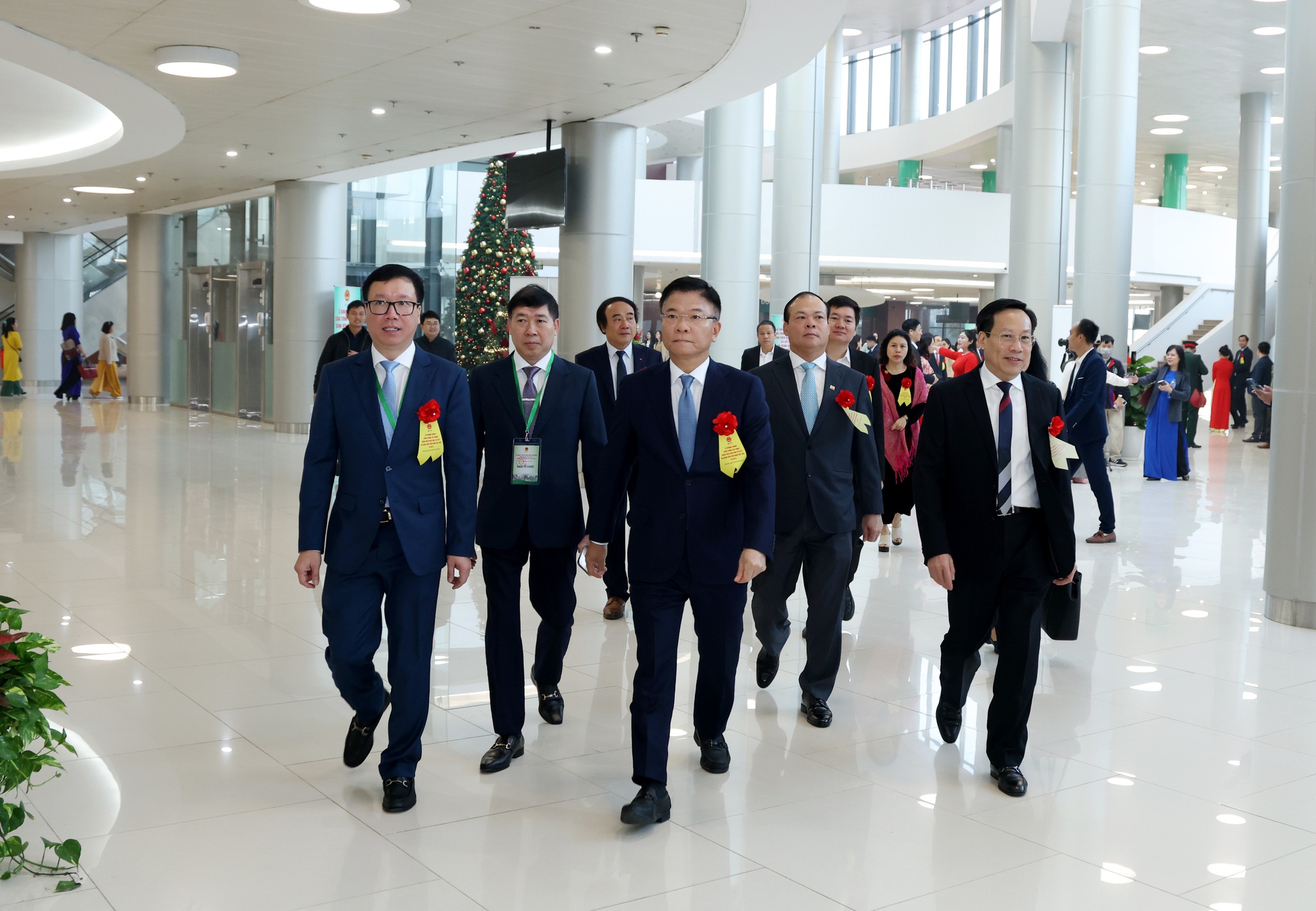 TỔNG THUẬT: Thủ tướng Chính phủ và Chủ tịch Quốc hội dự lễ khởi công, khánh thành 234 dự án lớn trên cả nước- Ảnh 17. TỔNG THUẬT: Thủ tướng Chính phủ và Chủ tịch Quốc hội dự lễ khởi công, khánh thành 234 dự án lớn trên cả nước- Ảnh 17.