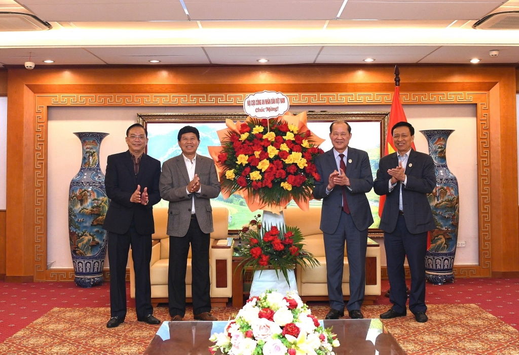 Hội Cựu CAND Việt Nam đến thăm và chúc mừng Hội Cựu Chiến binh Việt Nam