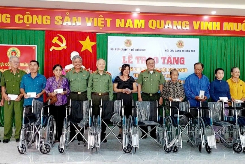 Trao xe lăn cho hội viên cựu CAND tại Thành phố Cần Thơ