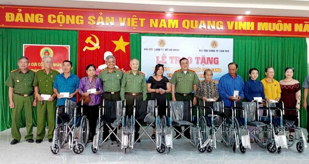 Trao xe lăn cho hội viên cựu CAND tại Cần Thơ