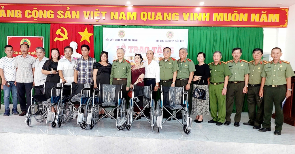 Trao xe lăn cho hội viên cựu CAND tại Cần Thơ