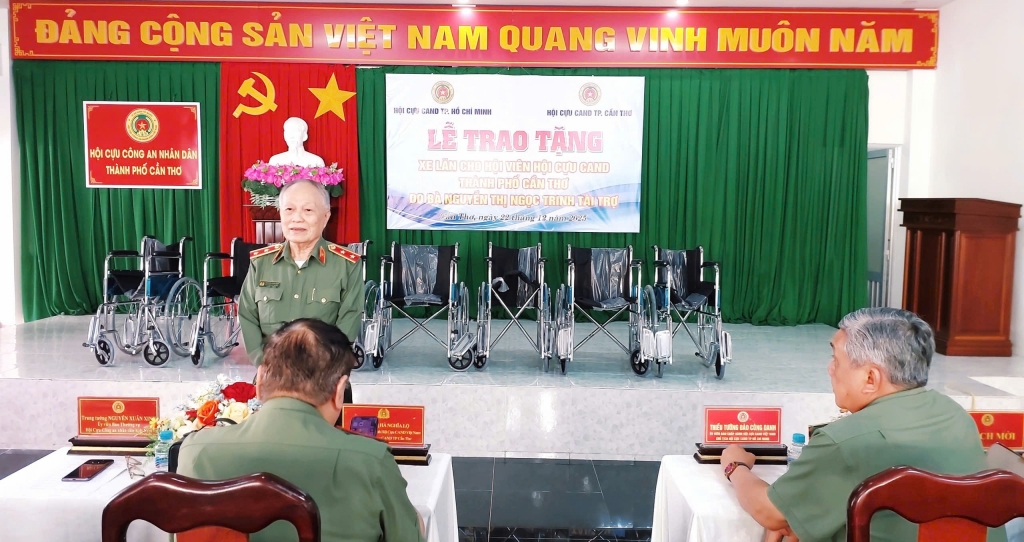 Trao xe lăn cho hội viên cựu CAND tại Cần Thơ