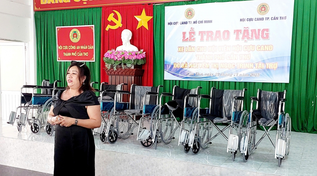 Trao xe lăn cho hội viên cựu CAND tại Cần Thơ