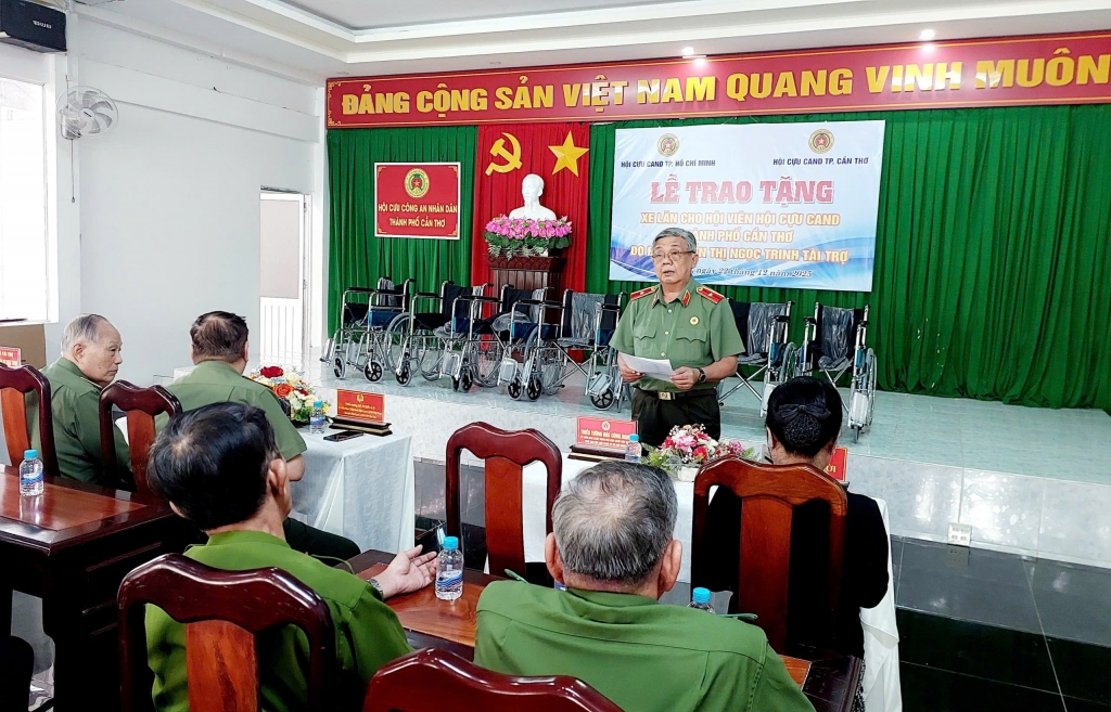 Trao xe lăn cho hội viên cựu CAND tại Cần Thơ