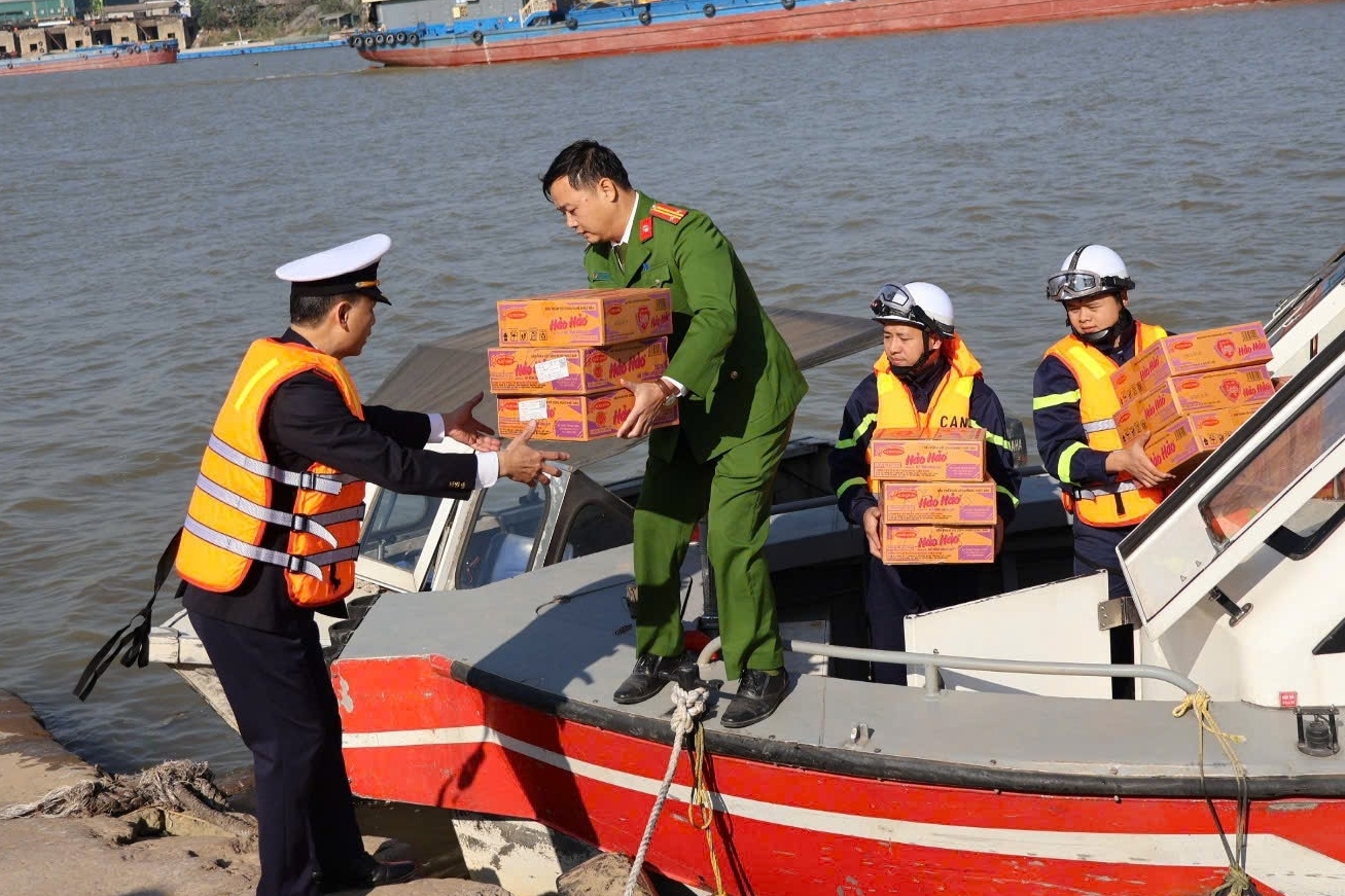 Công an Hà Nội lan tỏa phong trào thi đua "Ba nhất" trên những tuyến sông