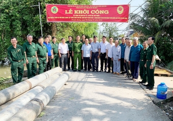Cần Thơ: Chi hội Cựu CAND phường Thuận Hưng phối hợp vận động xây cầu phục vụ người dân