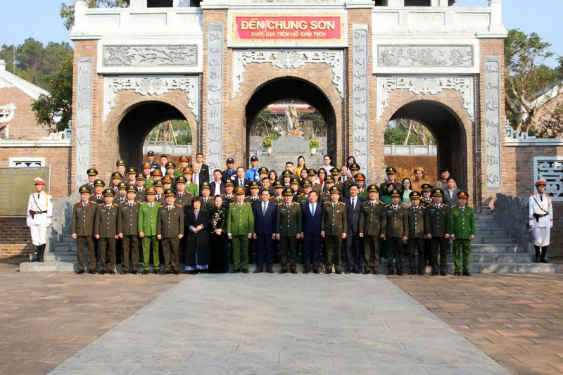 Bộ trưởng Lương Tam Quang dâng hoa, dâng hương tại Khu di tích Quốc gia đặc biệt Kim Liên -0