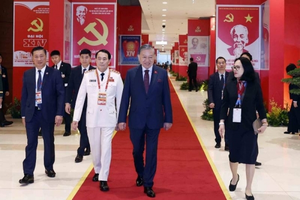 Các đại biểu vào Trung tâm Hội nghị Quốc gia dự phiên họp trù bị Đại hội XIV của Đảng