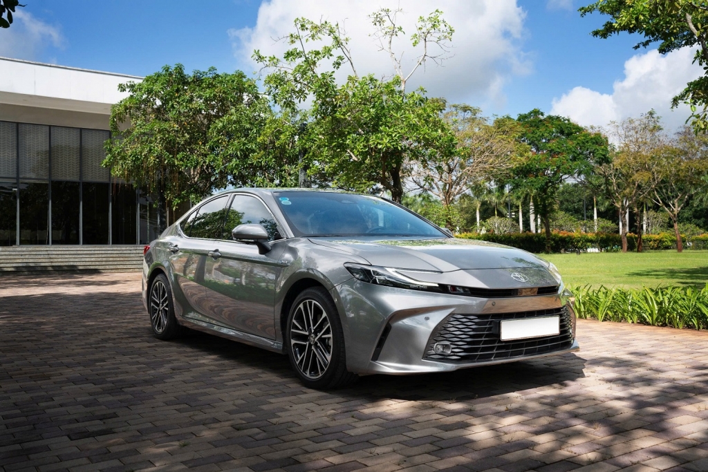 Toyota Việt Nam điều chỉnh giá bán lẻ đối với các mẫu xe Hybrid