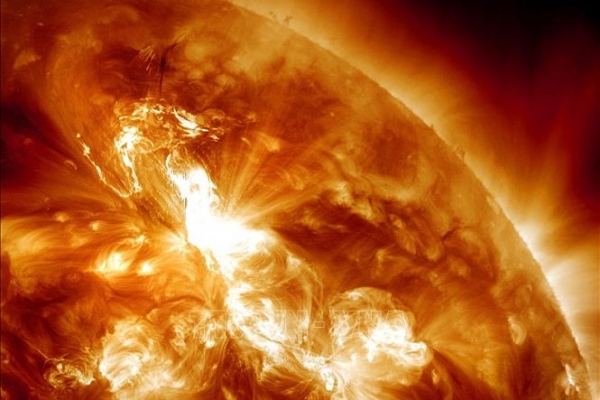 Ảnh hưởng của cơn bão Mặt Trời mạnh nhất 20 năm đối với Trái Đất