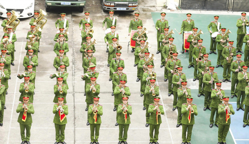 Dàn nhạc kèn CAND lớn nhất từ trước đến nay biểu diễn chào mừng Đại hội Đảng -0