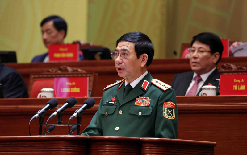 Các đại biểu thảo luận tại hội trường về các văn kiện Đại hội XIV