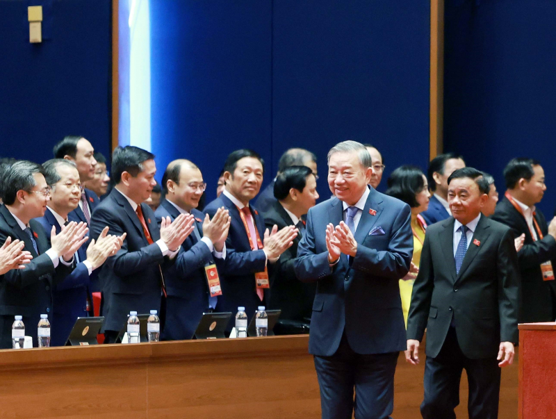 Các đại biểu thảo luận tại hội trường về các văn kiện Đại hội XIV