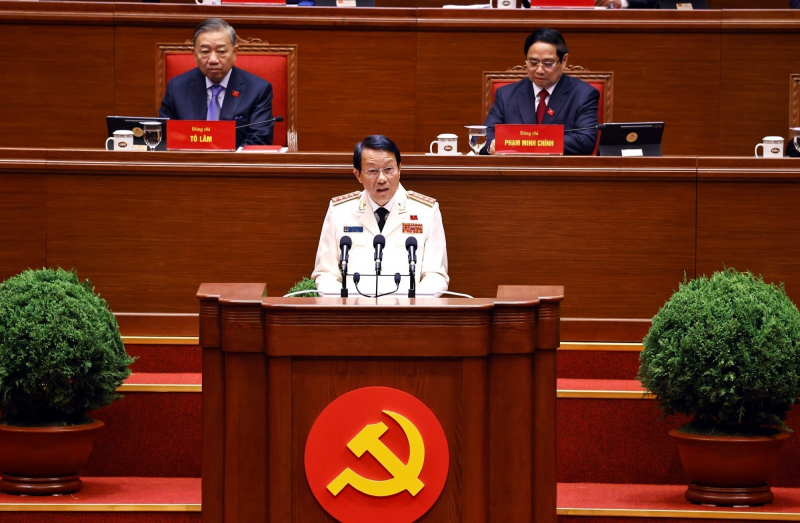 Các đại biểu thảo luận tại hội trường về các văn kiện Đại hội XIV