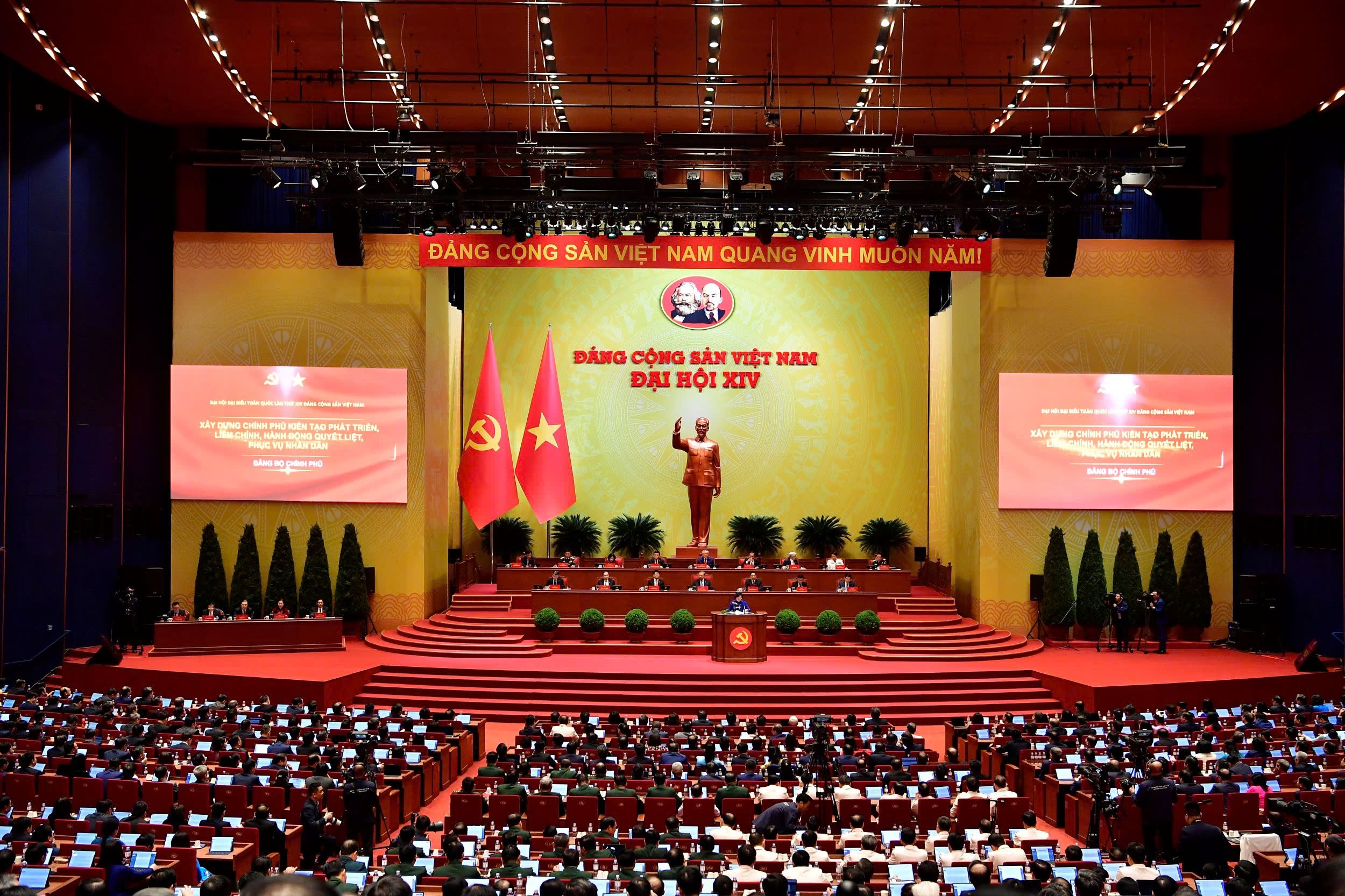 Các đại biểu thảo luận tại hội trường về các văn kiện Đại hội XIV