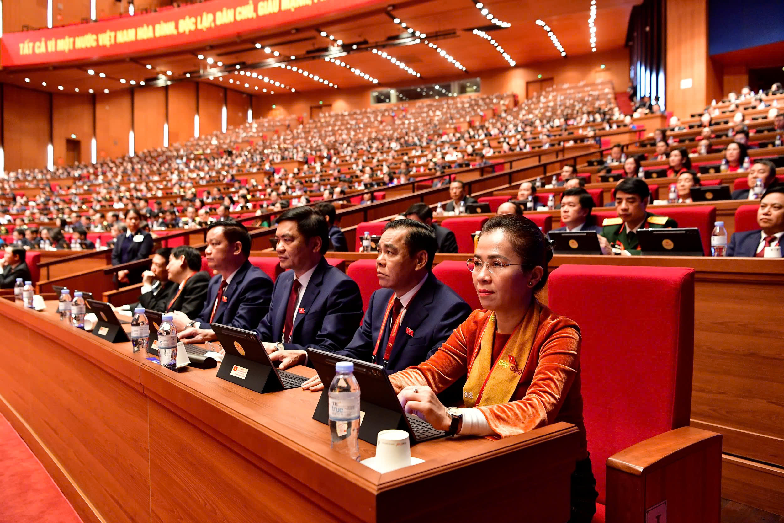 Các đại biểu thảo luận tại hội trường về các văn kiện Đại hội XIV