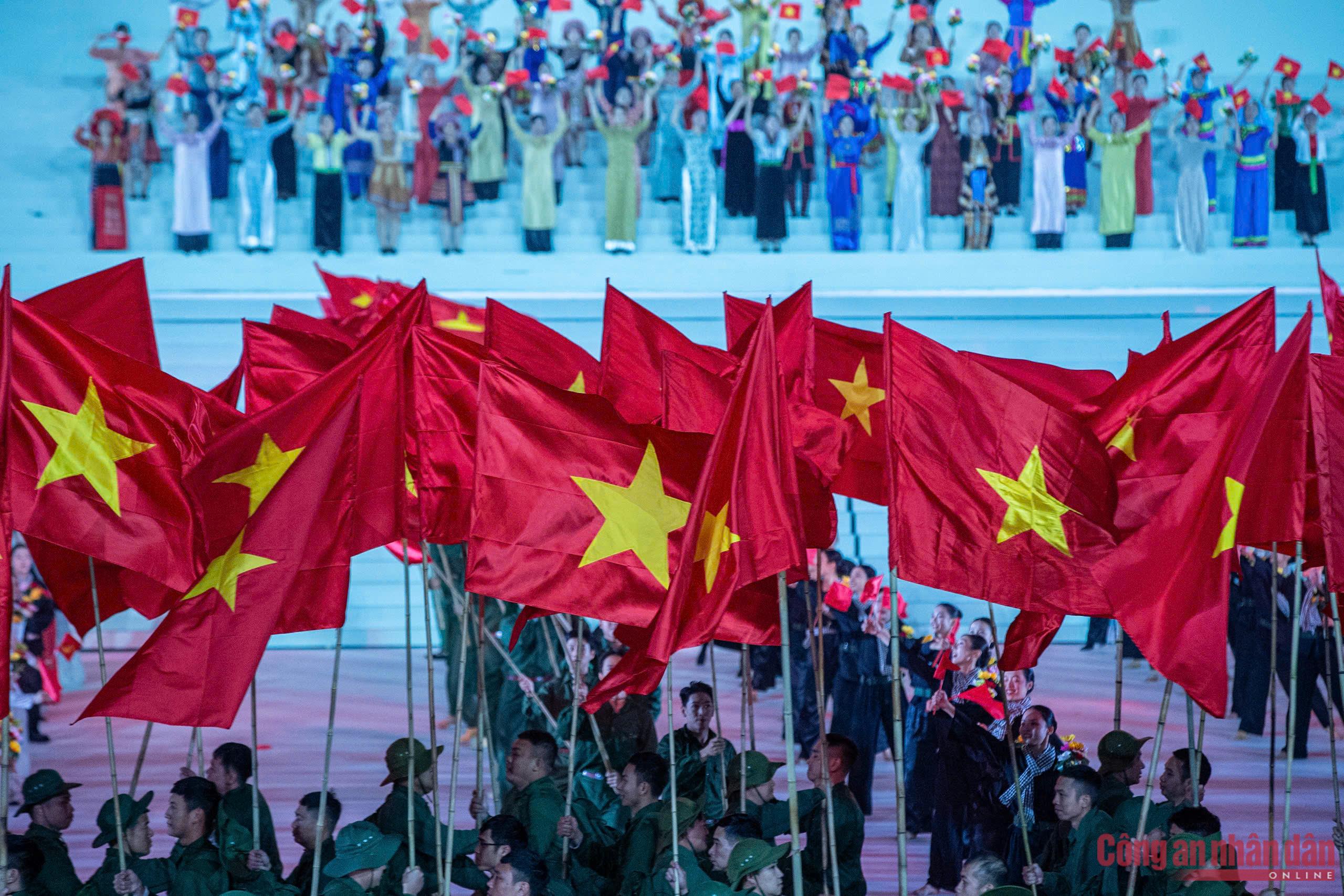 “Dưới lá cờ vẻ vang của Đảng” – Bản hùng ca chào mừng thành công Đại hội XIV -2