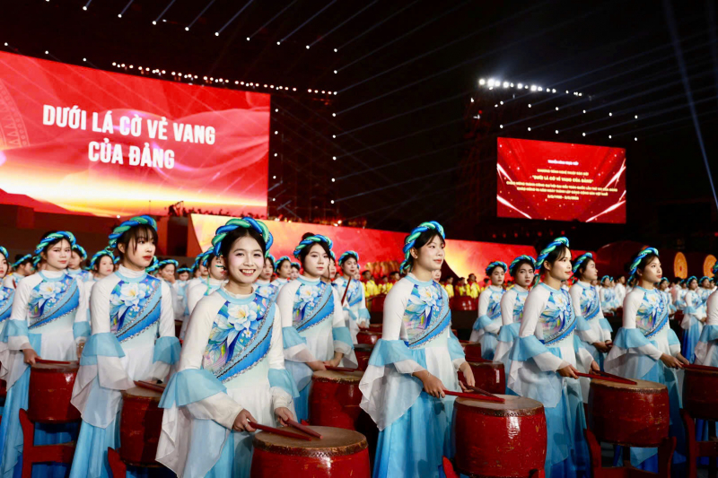 Những hình ảnh ấn tượng của CAND trong chương trình nghệ thuật chào mừng thành công Đại hội Đảng -2