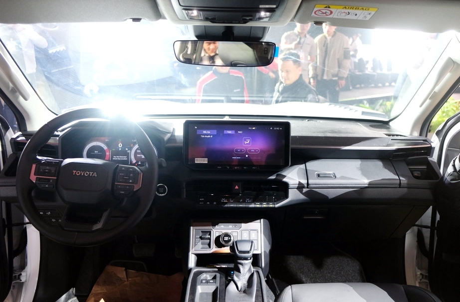 Toyota Việt Nam ra mắt Hilux hoàn toàn mới