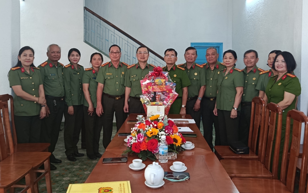 Khánh Hoà: Ban Giám đốc Công an tỉnh thăm và chúc Tết Hội Cựu CAND tỉnh