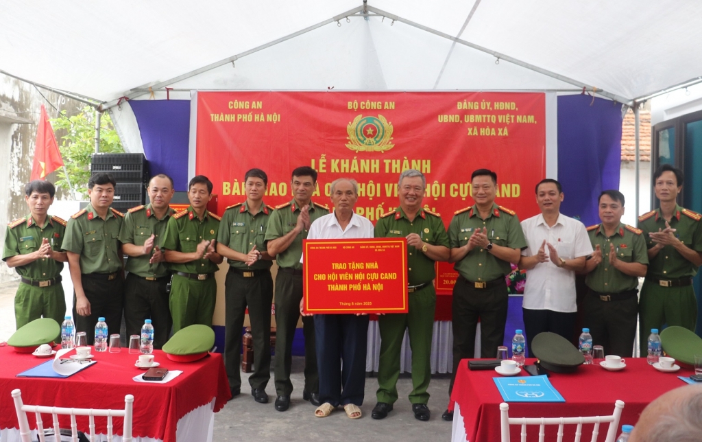 Khánh thành, bàn giao nhà cho hội viên cựu CAND có hoàn cảnh khó khăn tại xã Hòa Xá