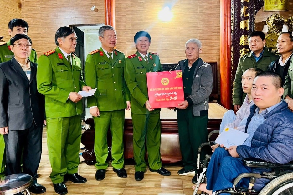 Anh hùng LLVT Nhân dân, Thiếu tướng Vũ Hùng Vương tặng quà hội viên Hội Cựu CAND tỉnh Bắc Ninh