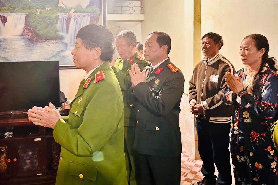 Anh hùng LLVT Nhân dân, Thiếu tướng Vũ Hùng Vương tặng quà hội viên Hội Cựu CAND tỉnh Bắc Ninh