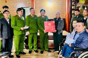 Anh hùng LLVT Nhân dân, Thiếu tướng Vũ Hùng Vương tặng quà hội viên Hội Cựu CAND tỉnh Bắc Ninh