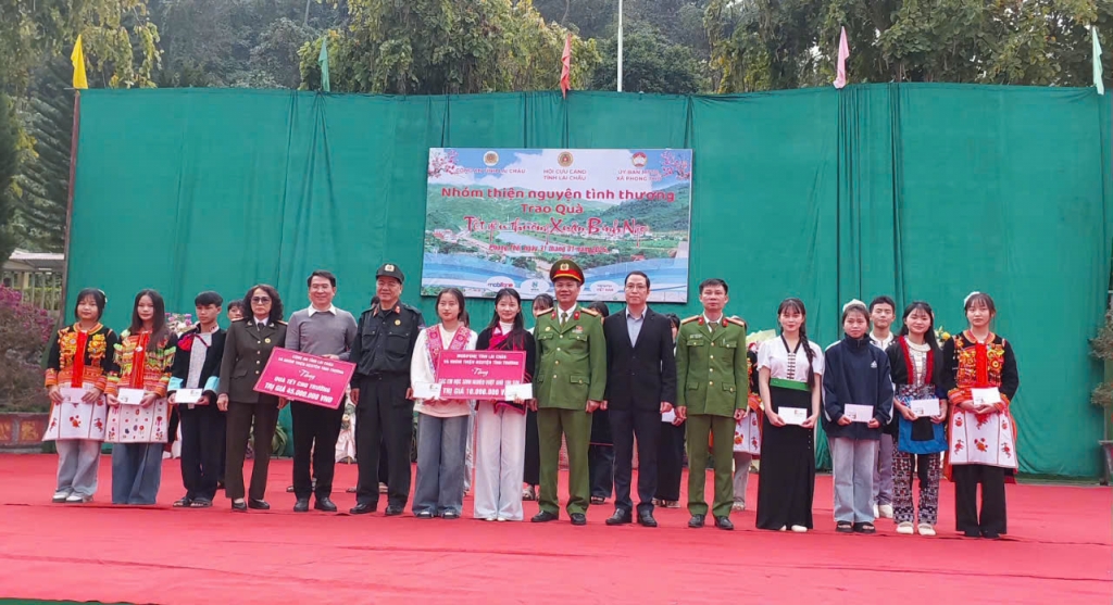 Ấm tình người chiến sĩ Công an nơi rẻo cao Phong Thổ, Bình Lư