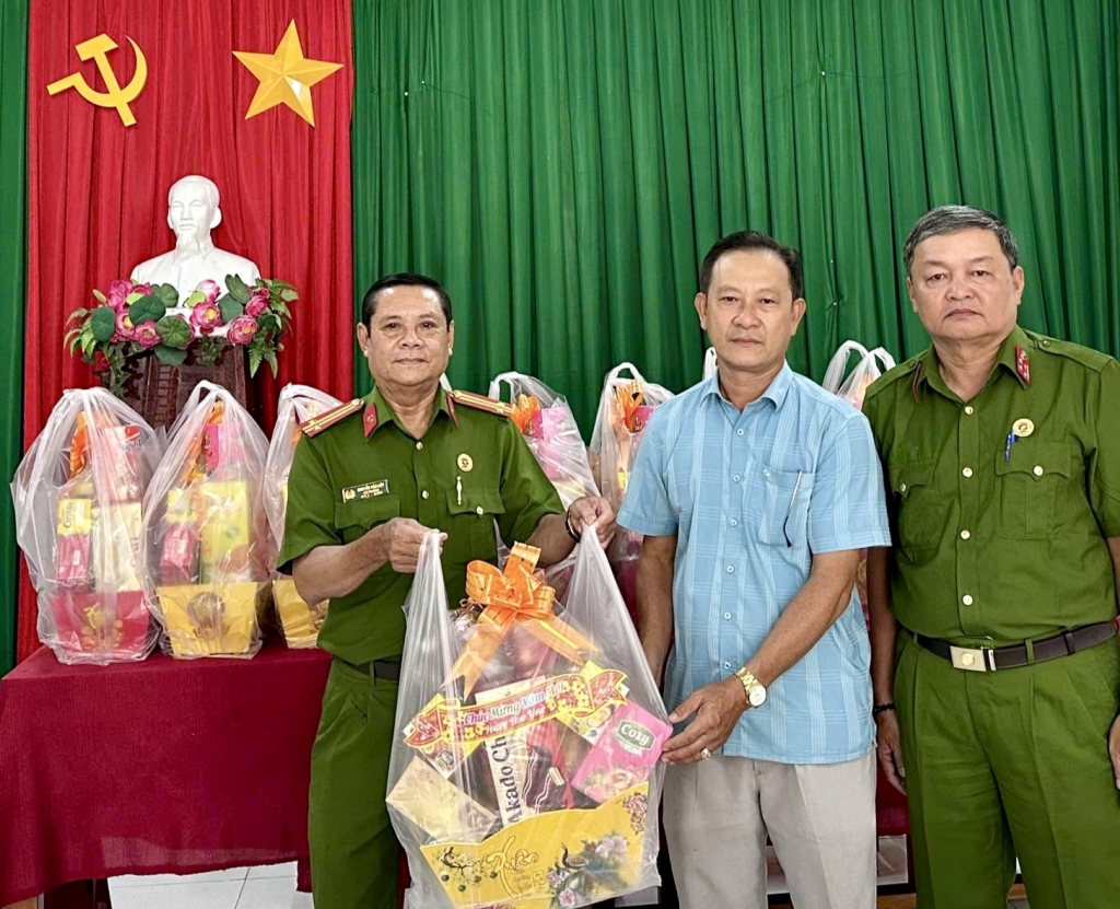 Cần Thơ: Các Chi hội Cựu CAND phường, xã tích cực giúp người dân đón Tết