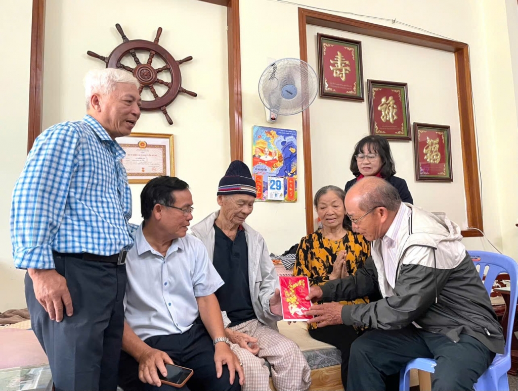 Khánh Hòa: Chi hội Cựu CAND phường Nha Trang thăm, chúc Tết hội viên